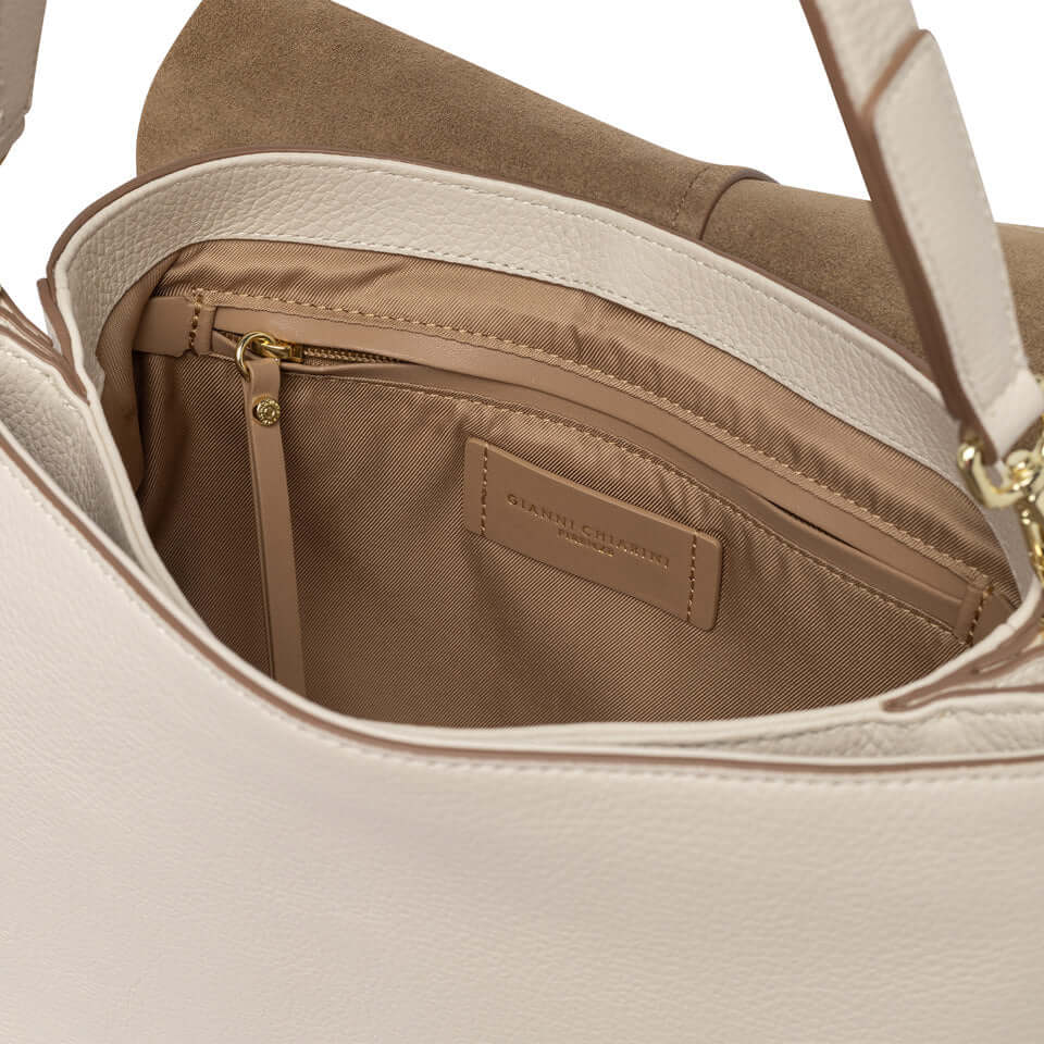 Interno della borsa HELENA ROUND di Gianni Chiarini, con doppio compartimento e tasca a cerniera.