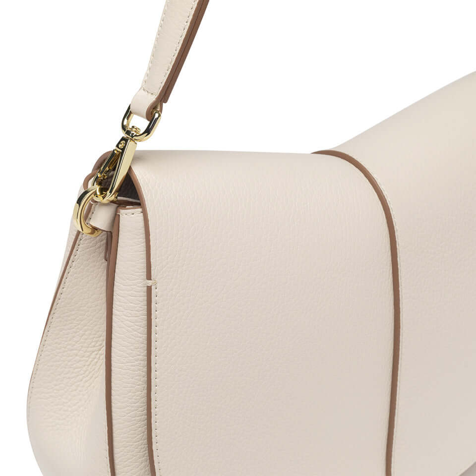 Dettaglio della borsa HELENA ROUND di Gianni Chiarini, in pelle martellata, con tracolla e design contemporaneo.