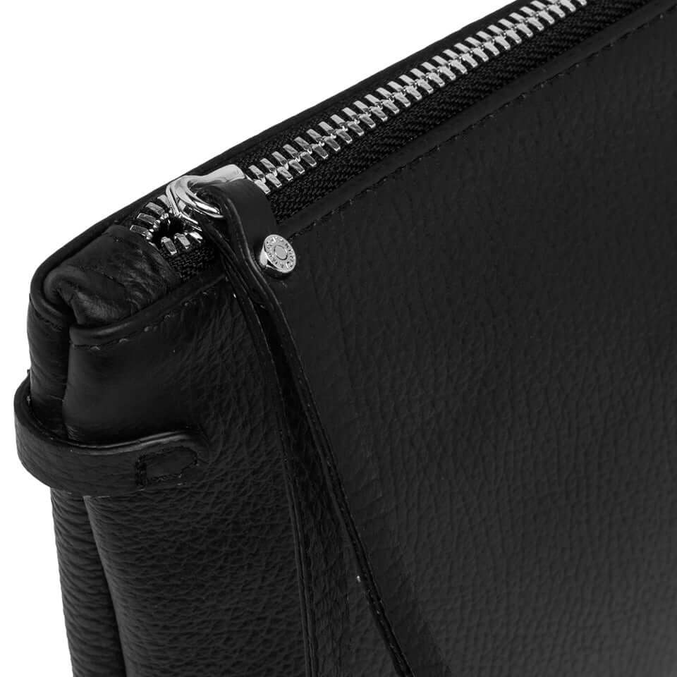 Dettaglio della clutch HERMY di Gianni Chiarini, in pelle martellata con zip a contrasto, ideale per look casual ed eleganti.