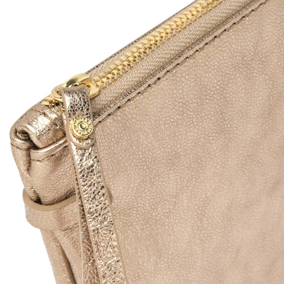 Dettaglio della clutch HERMY di Gianni Chiarini in pelle martellata con zip a contrasto e tracolla removibile.