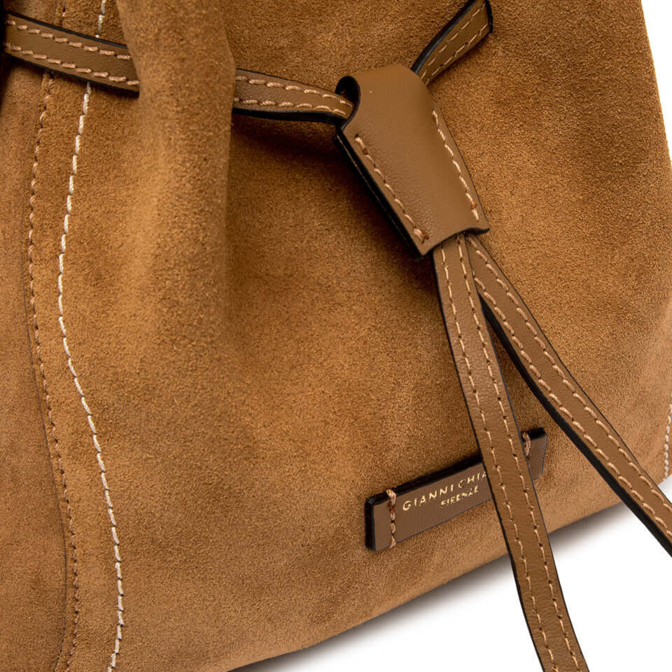 Dettaglio della borsa SIENNA di Gianni Chiarini in pelle scamosciata con impunture a contrasto.