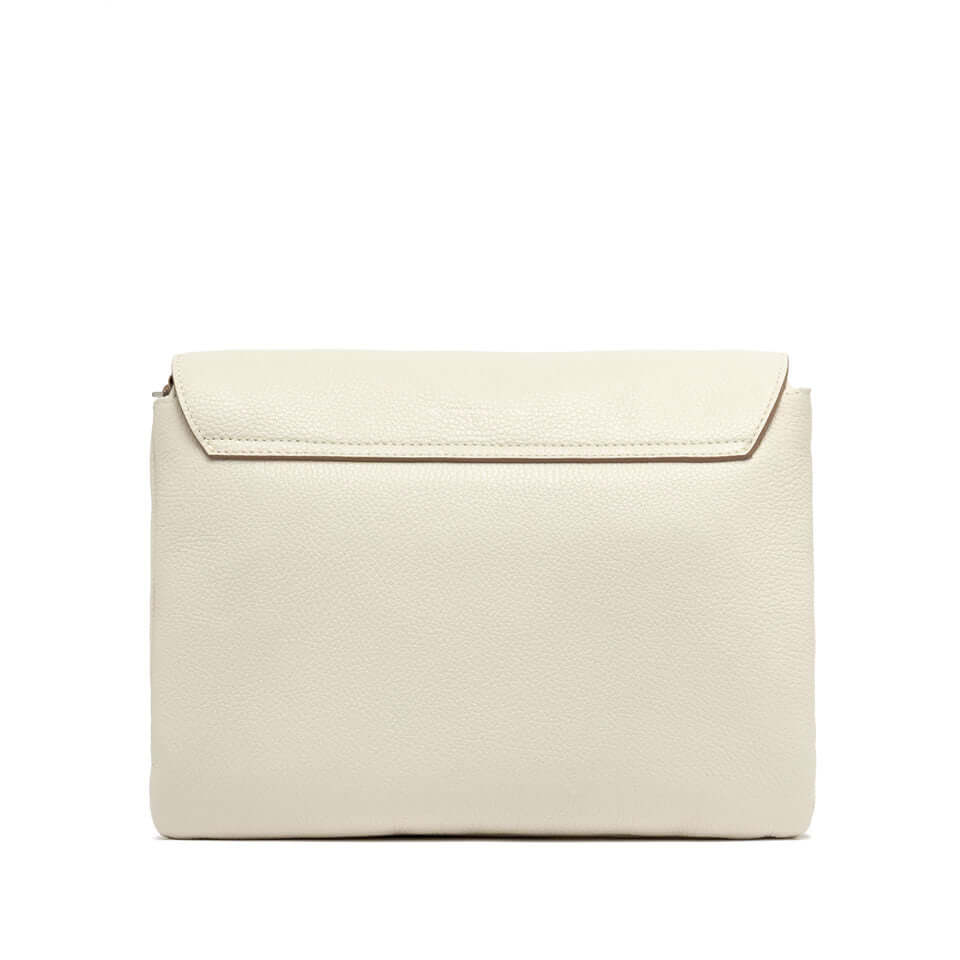 THREE by Gianni Chiarini, elegante borsa in pelle martellata color crema, design versatile e raffinato.