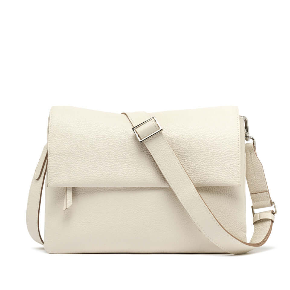 Borsa THREE di Gianni Chiarini in pelle martellata con tracolla, design innovativo e zip a contrasto.