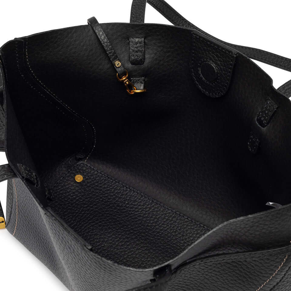 Interno della borsa VIOLETTE di Gianni Chiarini Firenze, realizzato in pelle double con pochette interna.