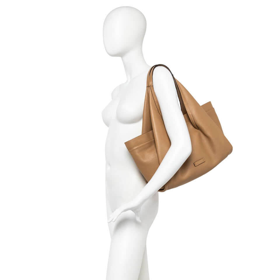 Giulia handbag by Gianni Chiarini, showcasing soft shapes in light brown leather, perfect for summer weekend looks.