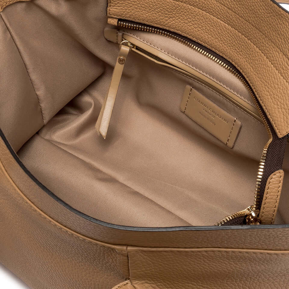 Interno della borsa Giulia di Gianni Chiarini, in pelle martellata, con tasca con zip e rivestimento elegante.