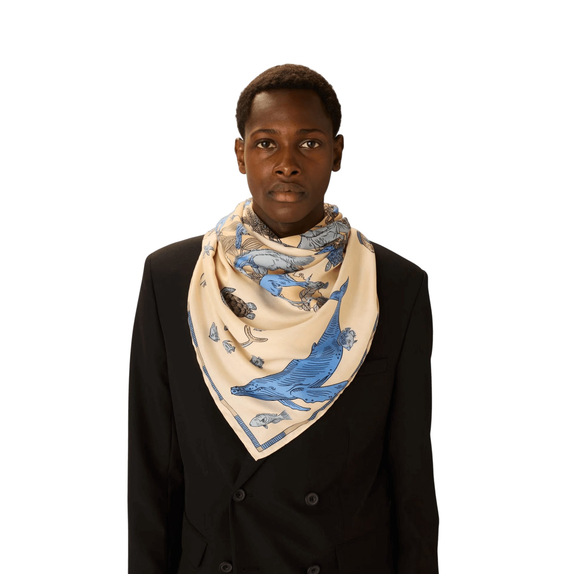 Foulard quadrato in seta con design artistico indossato da uomo elegante.