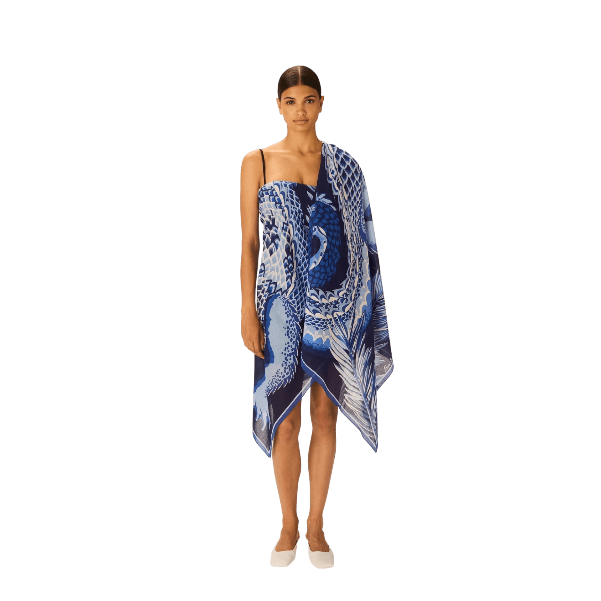 Telo Mare Croco indossato come pareo in cotone, Asciugamano da spiaggia in cotone Inoui Editions, design blu e bianco.