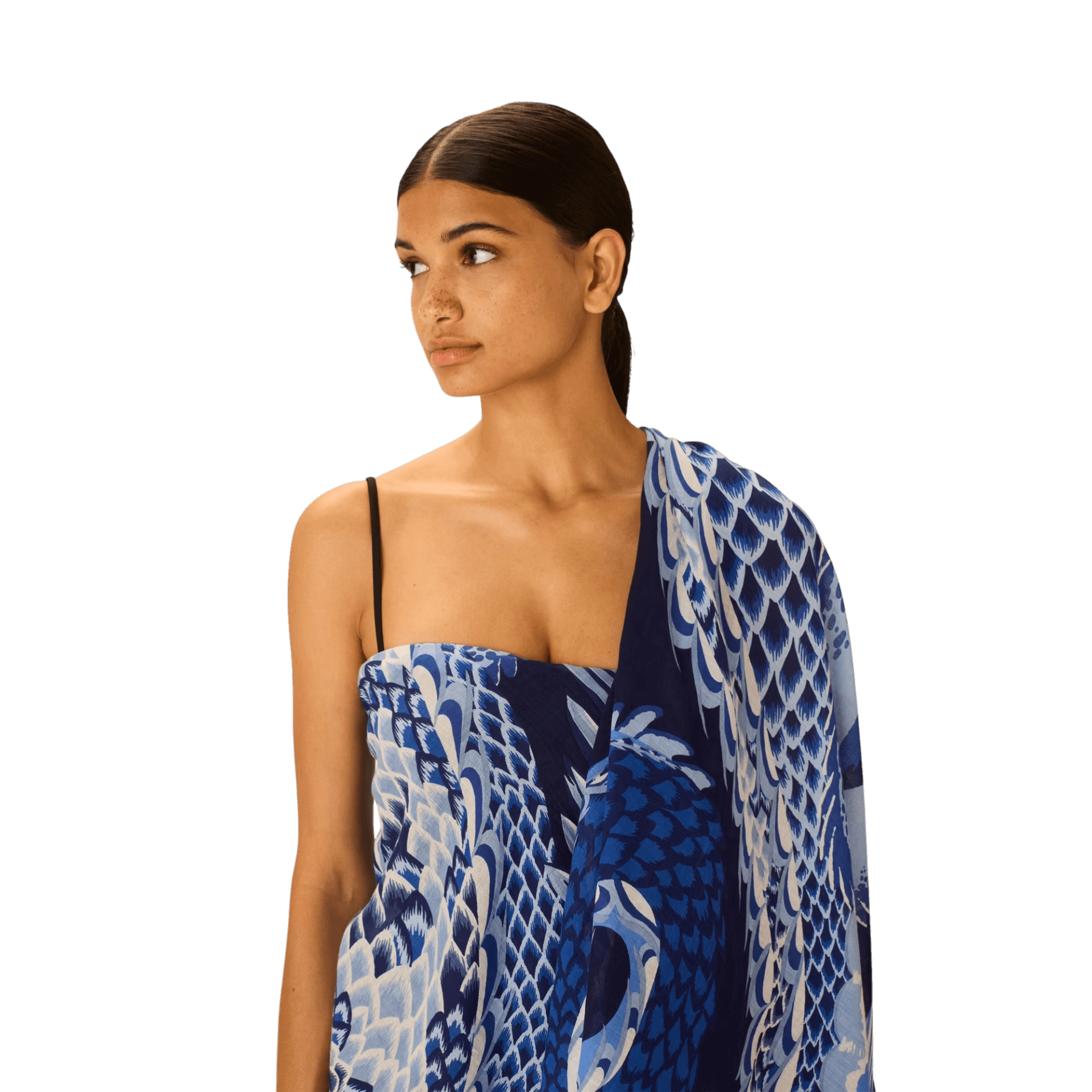 Asciugamano da spiaggia in cotone Inoui Editions indossato come pareo da donna con design blu.