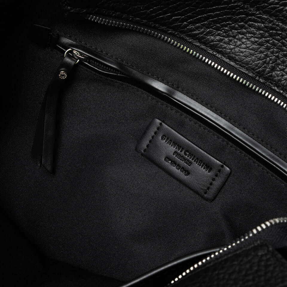 Interno della borsa da lavoro Lavinia di Gianni Chiarini, con tasca e marchio in pelle nera.