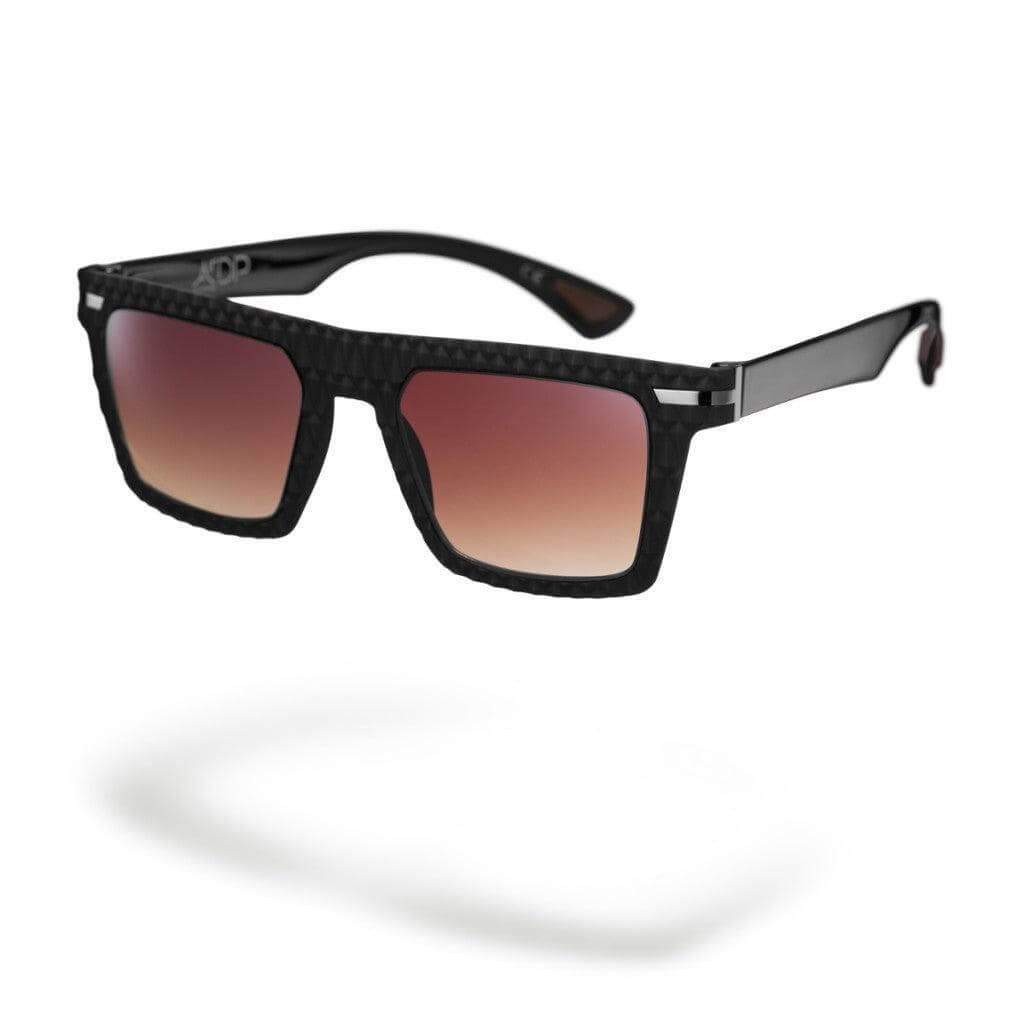 Occhiali da sole MICHI C4 con design rettangolare, fronte nero e lenti marroni sfumate per un look elegante.