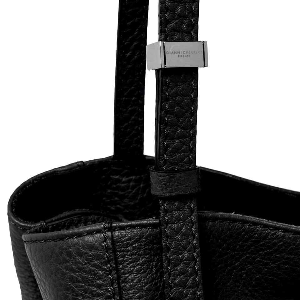 Close-up of the black leather Minerva bag by Gianni Chiarini, highlighting its textured finish and stylish strap detail.