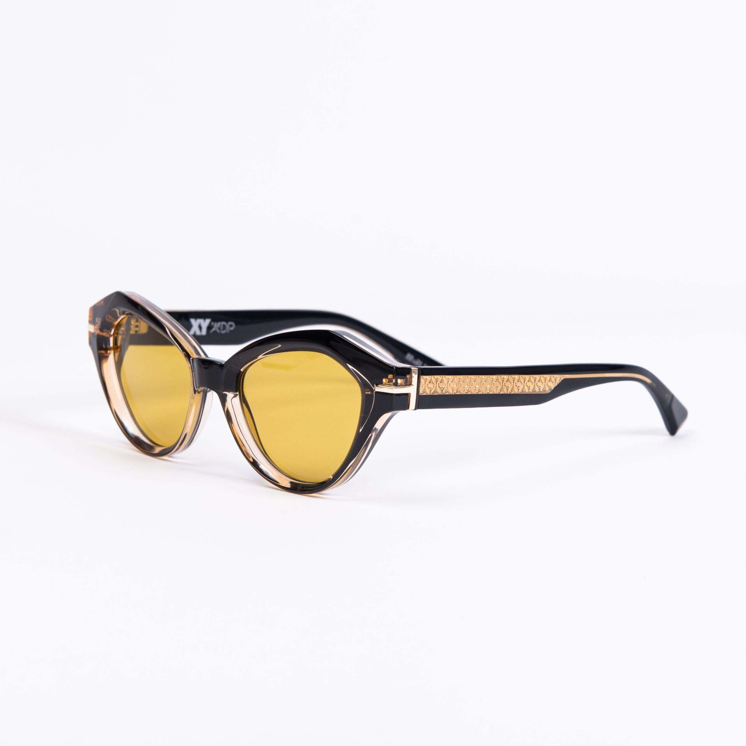 BAL HARBOUR C30 occhiali con fronte ambra trasparente e aste nere, stile moderno e raffinato.