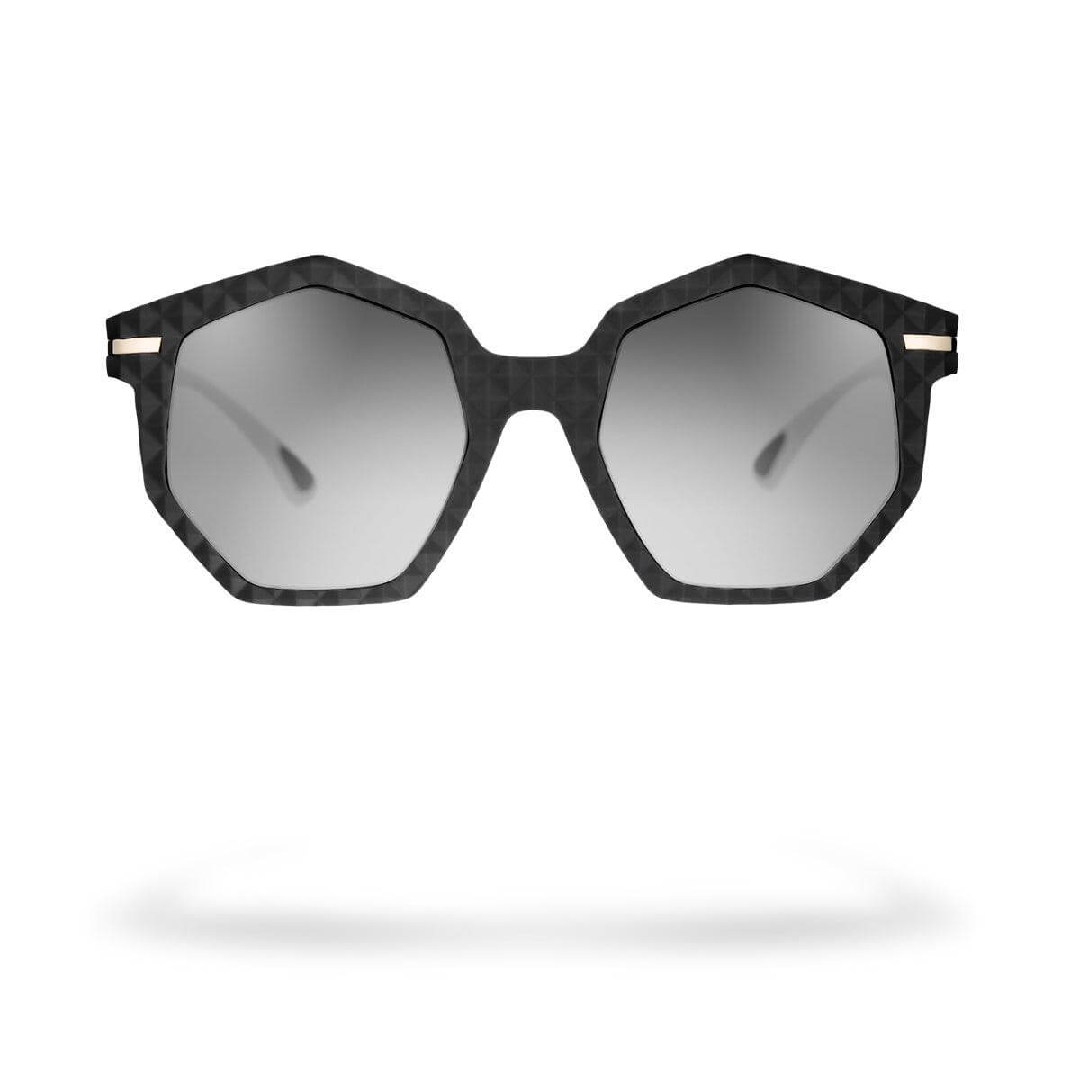 Occhiali da sole MARTA C5 in forma squadrata con lente grigia e texture geometrica elegante.