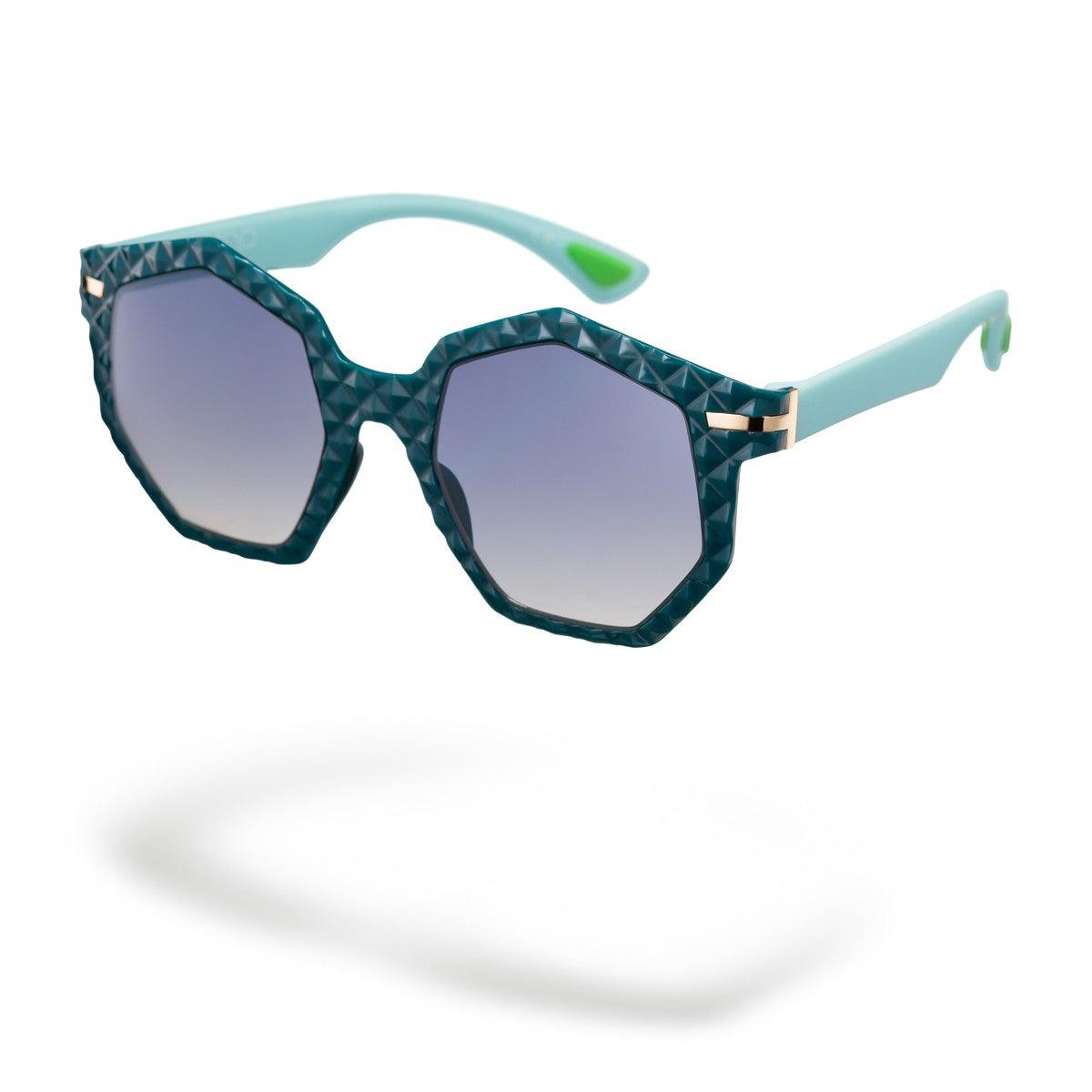 MARTA C2 occhiali da sole donna squadrati con texture geometrica, frontale verde lucido e aste azzurro soft touch.