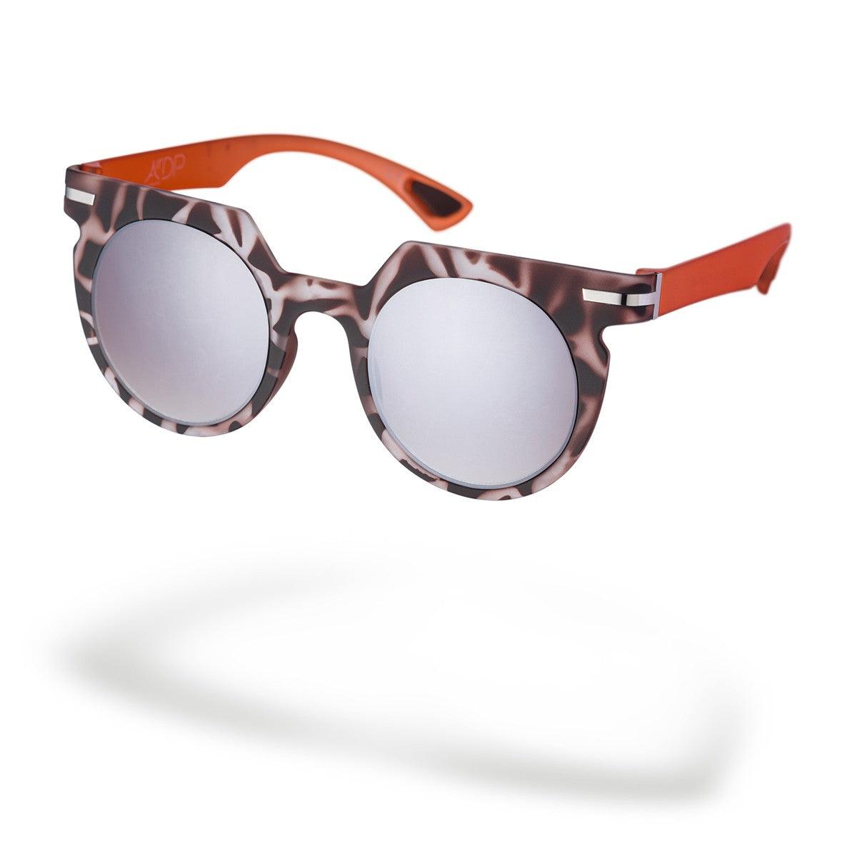 Occhiali da sole ILARIA C1 con montatura elegante e linee moderne della collezione Genesis.