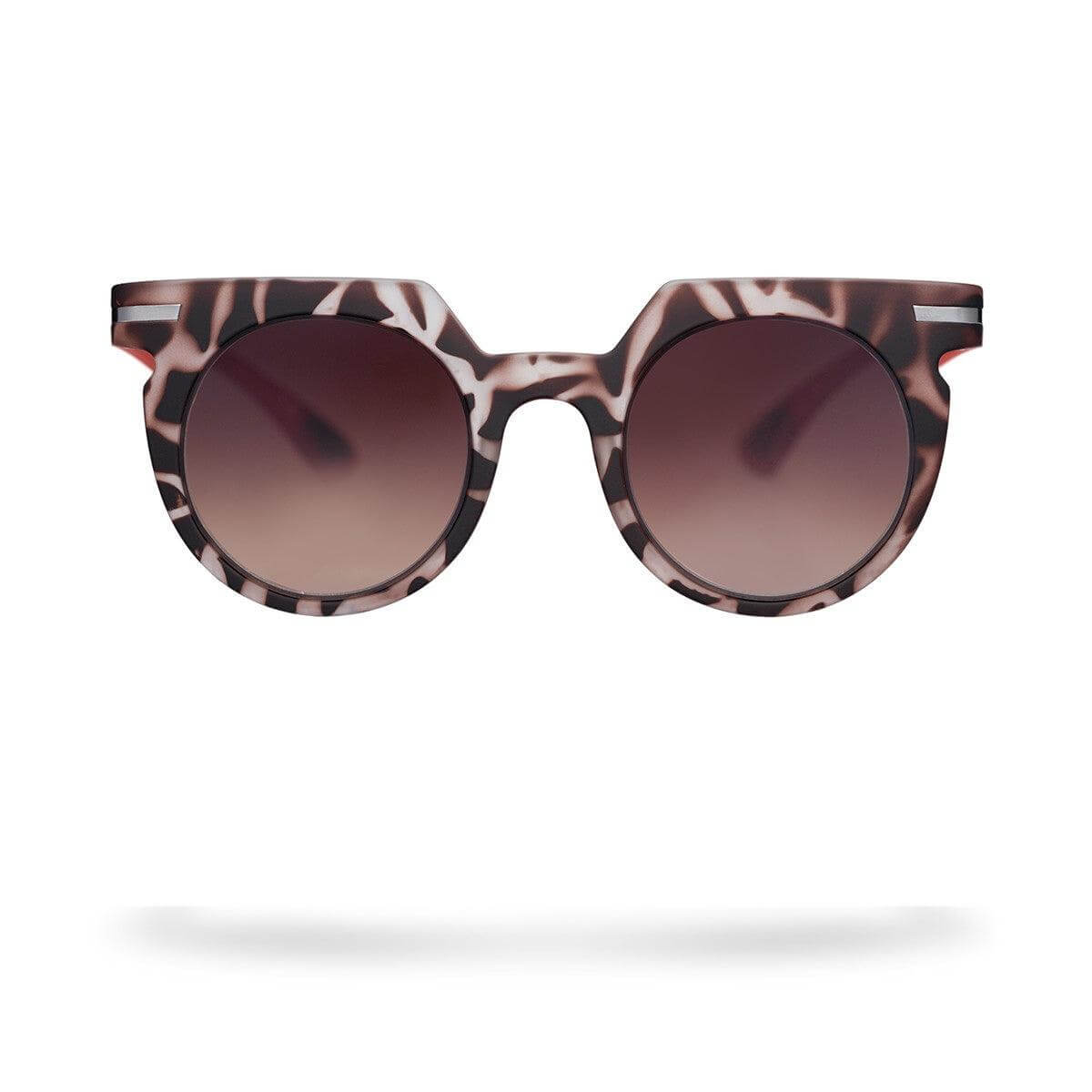 Occhiali da sole ILARIA C1 con forma elegante in stile Genesis, accessorio alla moda per ogni occasione.