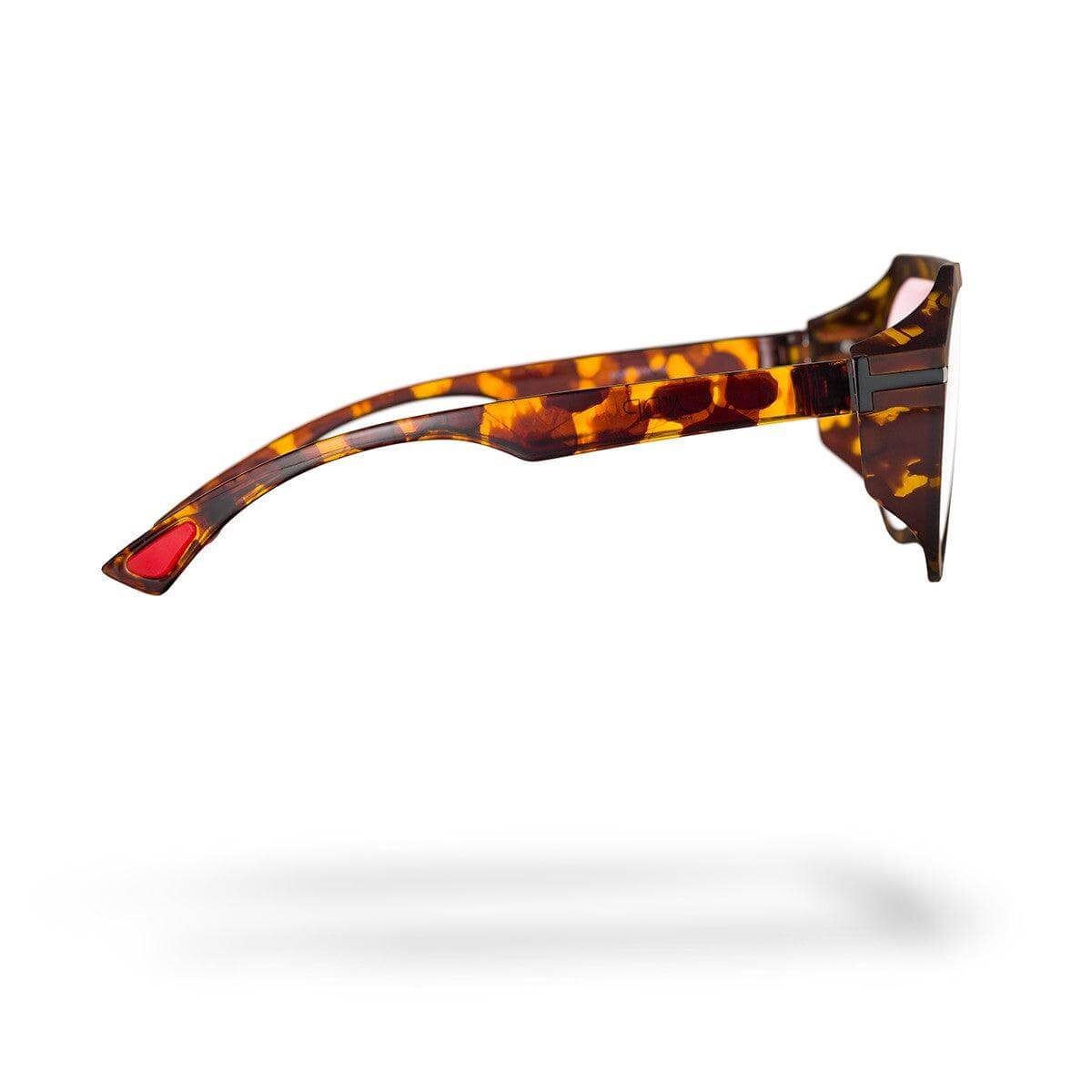 LION C2 occhiali con forma avvolgente e linee decise, modello della collezione Happy.