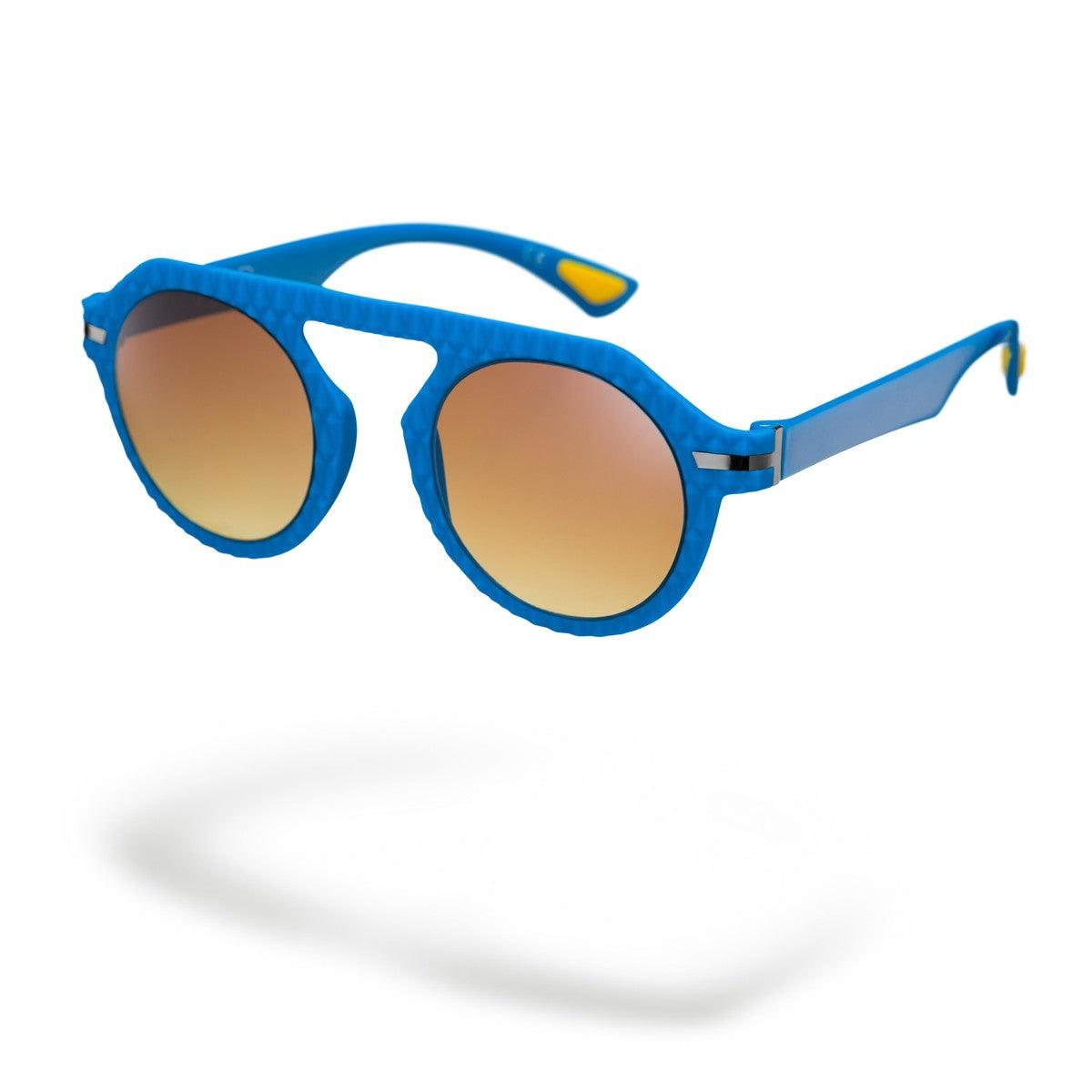 Occhiali da sole MARCO C5 di Alessandro Del Piero, azzurri con lenti giallo-marroni sfumate e design geometrico.