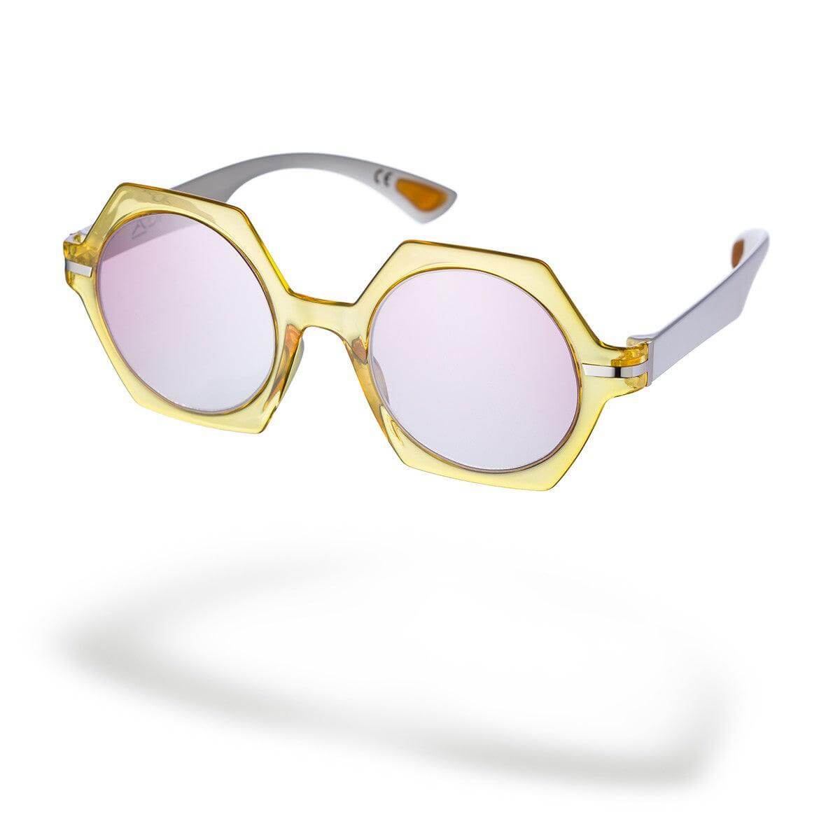 Occhiali da sole donna MARIA CHIARA C6, frontale giallo e aste bianche lucide con lenti rosa sfumate.