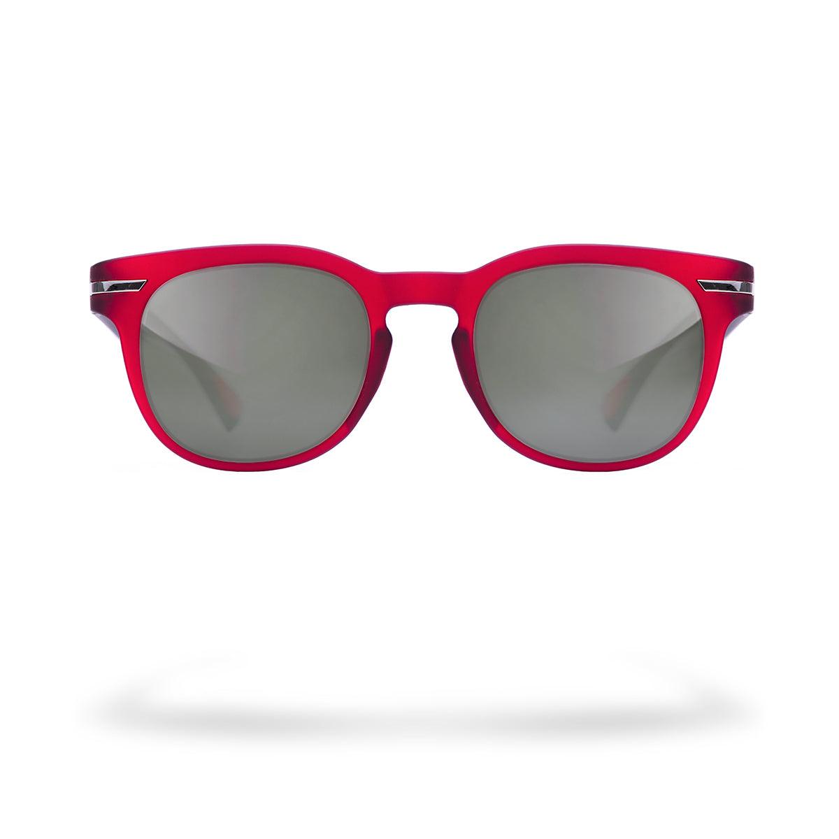 Occhiali da sole PAOLA C3 con frontale rosso audace e lenti grigie fotocromatiche.