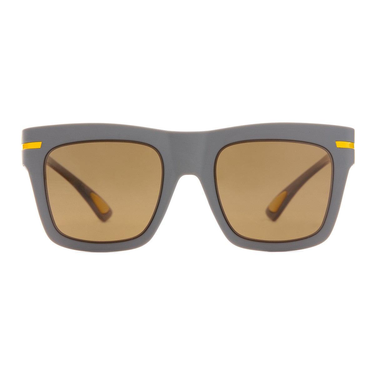 ROBERT C25 occhiali da sole grigi con lenti marroni e dettaglio Tlogo giallo, design contemporaneo.