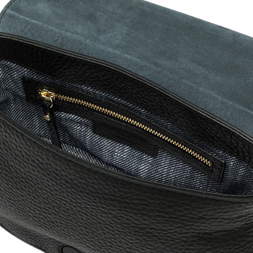 Interno della borsa OLGA di Gianni Chiarini, mostrando la fodera in denim e tasca con zip.