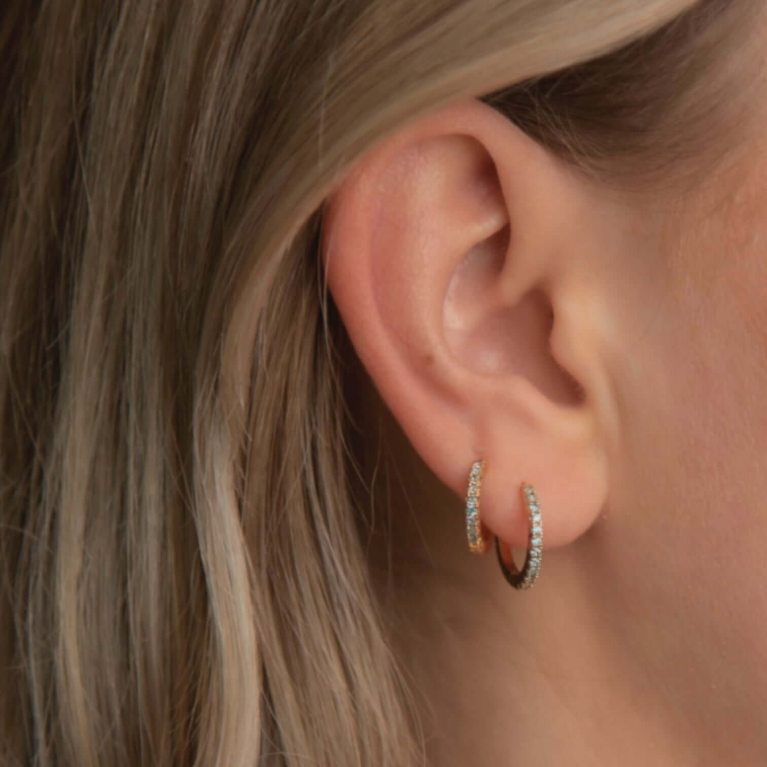 Orecchini cerchi medi blu placcati oro 18 carati indossati, eleganti e brillanti per un look raffinato.