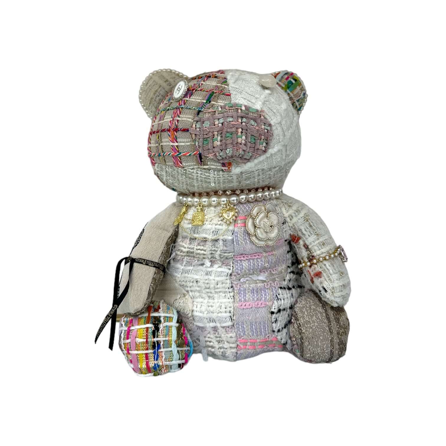 Elegante orsacchiotto Aristo in tweed riciclato, realizzato a mano, con tocchi di perle, creato da Minime Paris.