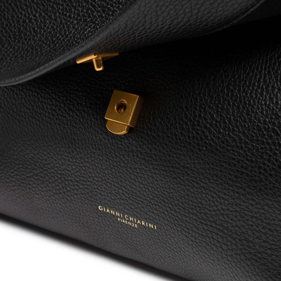 Dettaglio della borsa OTTAVIA di Gianni Chiarini Firenze con chiusura in metallo dorato e pelle martellata nera.