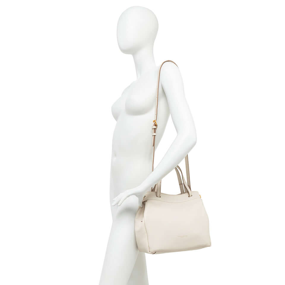 Ottavia by Gianni Chiarini Firenze: beige leather handbag, dual carry options, stylish crossbody design, 30x25x11 cm.