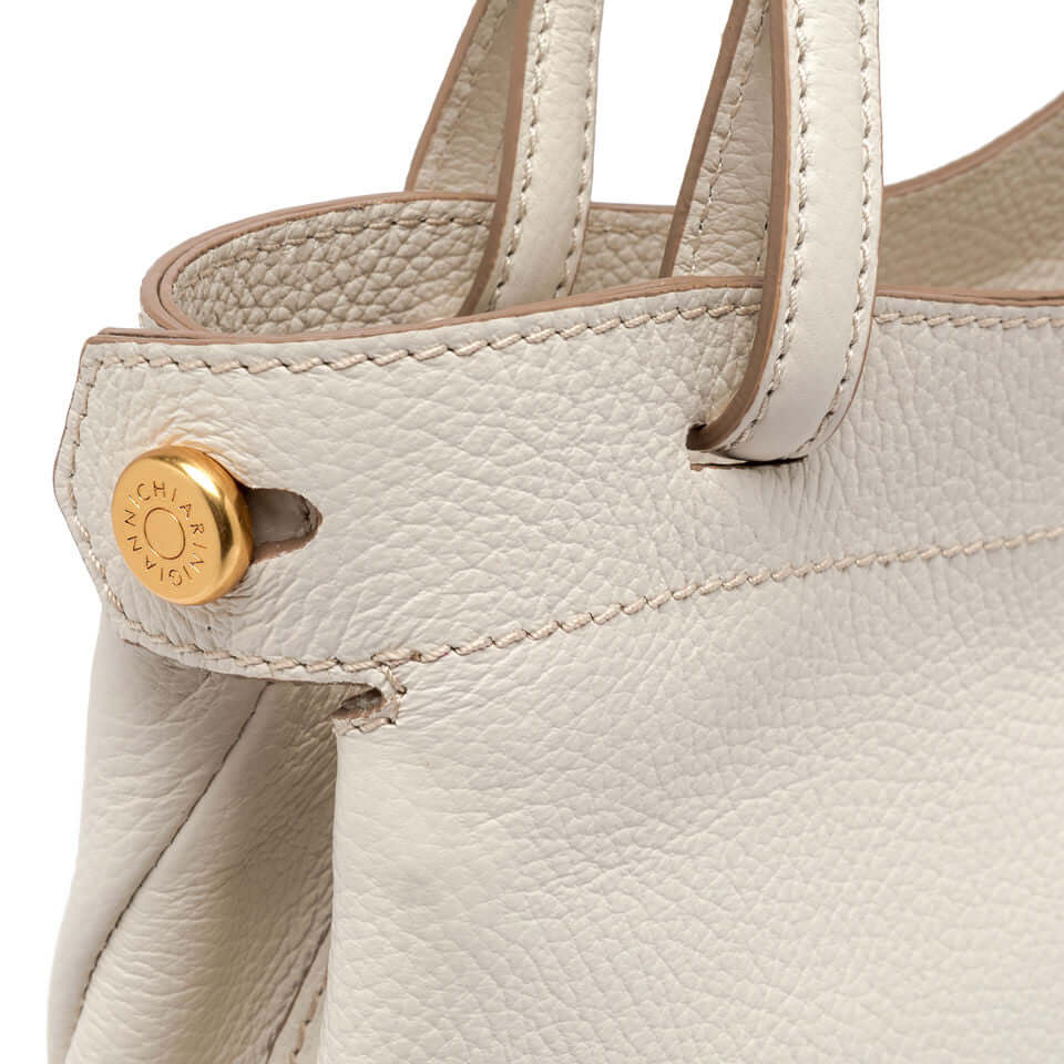 Close-up of the soft, white leather handle of the Ottavia bag by Gianni Chiarini Firenze, showcasing the logo detail.