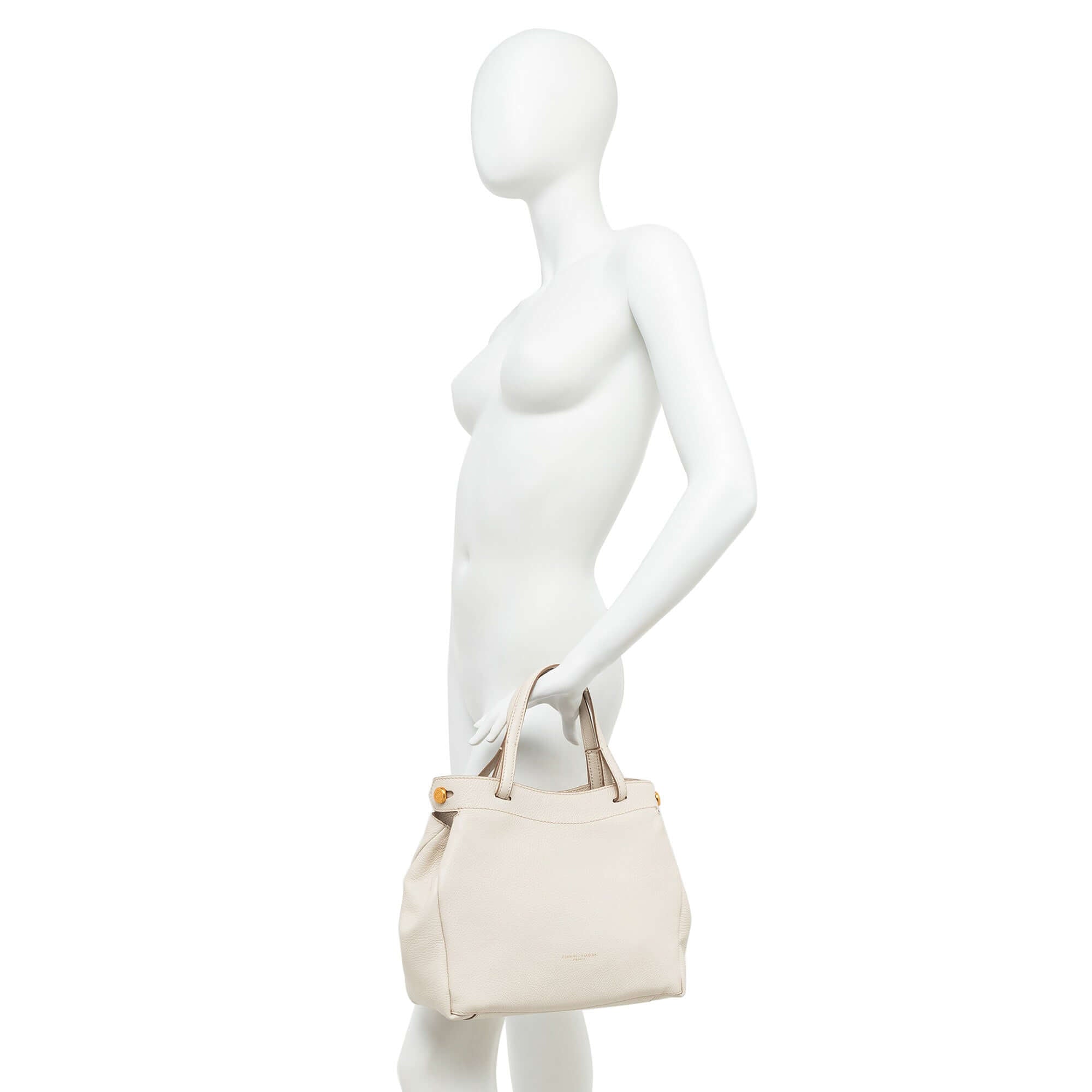 Ottavia Gianni Chiarini Firenze bag in off-white leather, shown on mannequin, featuring dual carry options and zip closure.