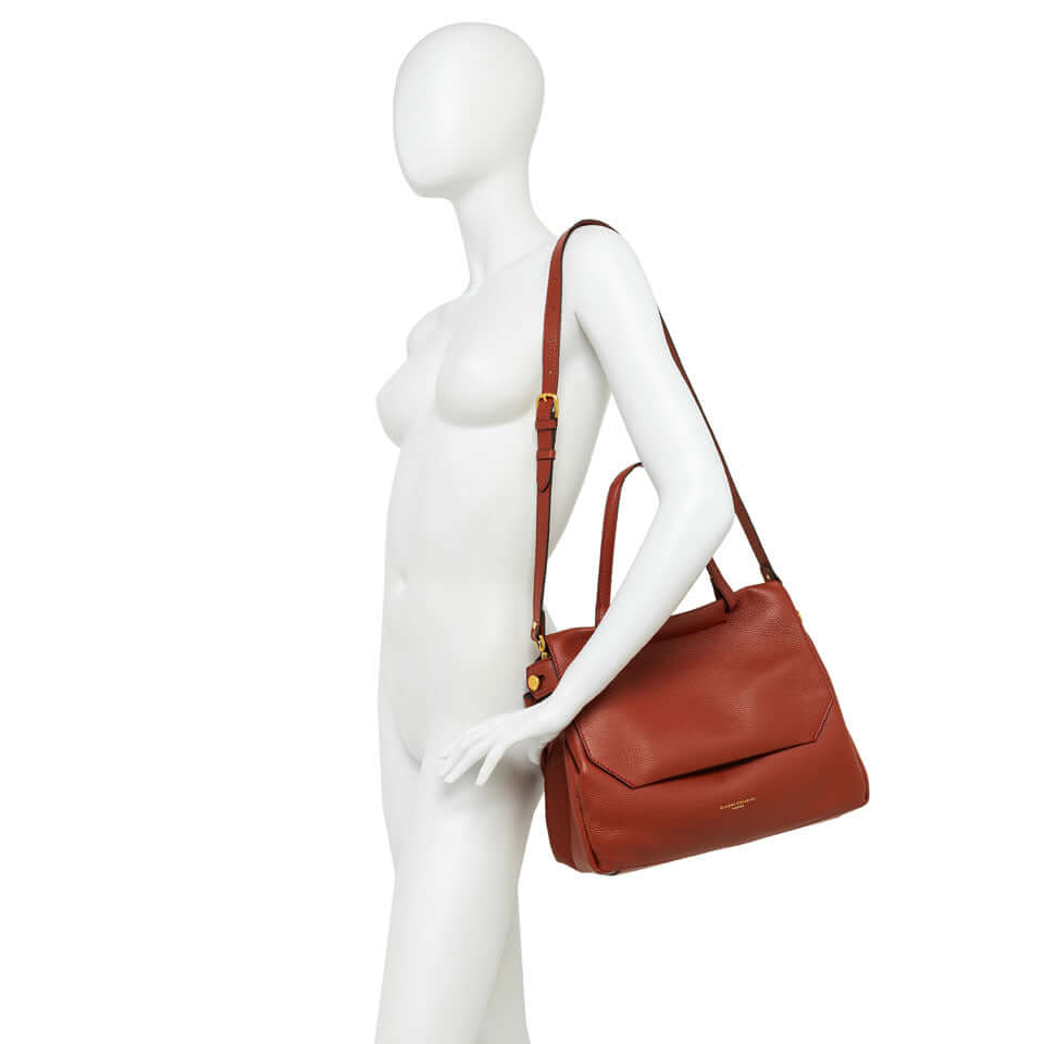 OTTAVIA borsa in pelle martellata di Gianni Chiarini, modello crossbody e a mano, colore ruggine, dimensioni 34x27x15 cm.