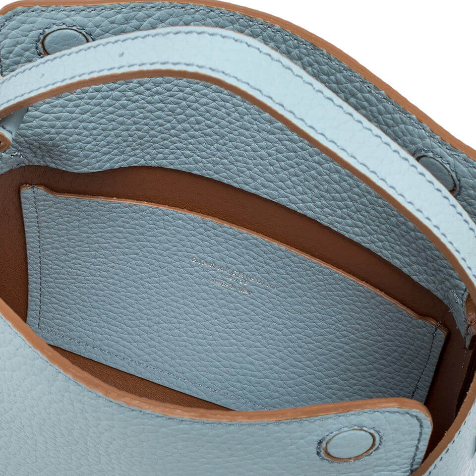 Interno della borsa Penelope in pelle double grana, color azzurro, con chiusura a calamita e design pratico.
