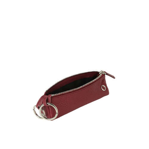 Portachiavi Triangolo Micron in Pelle rosso con chiusura a zip e anello portachiavi in metallo.