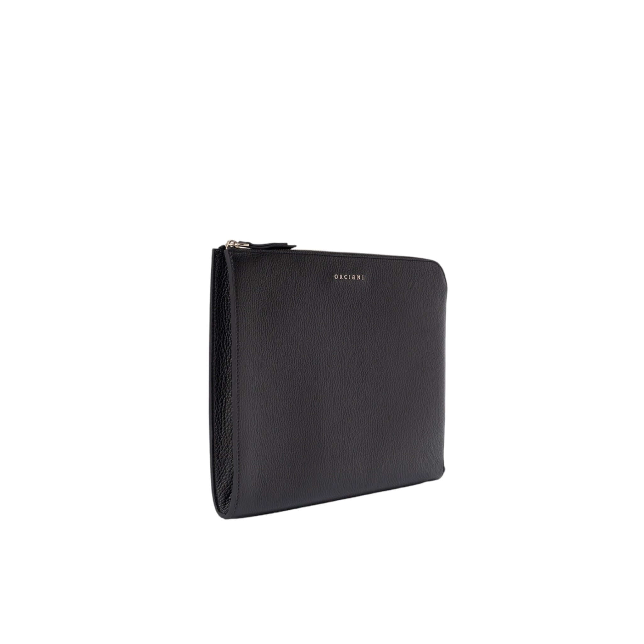 Portadocumenti Micron in pelle nera, elegante e compatto, con chiusura a zip e finiture in palladio, realizzato in Italia.