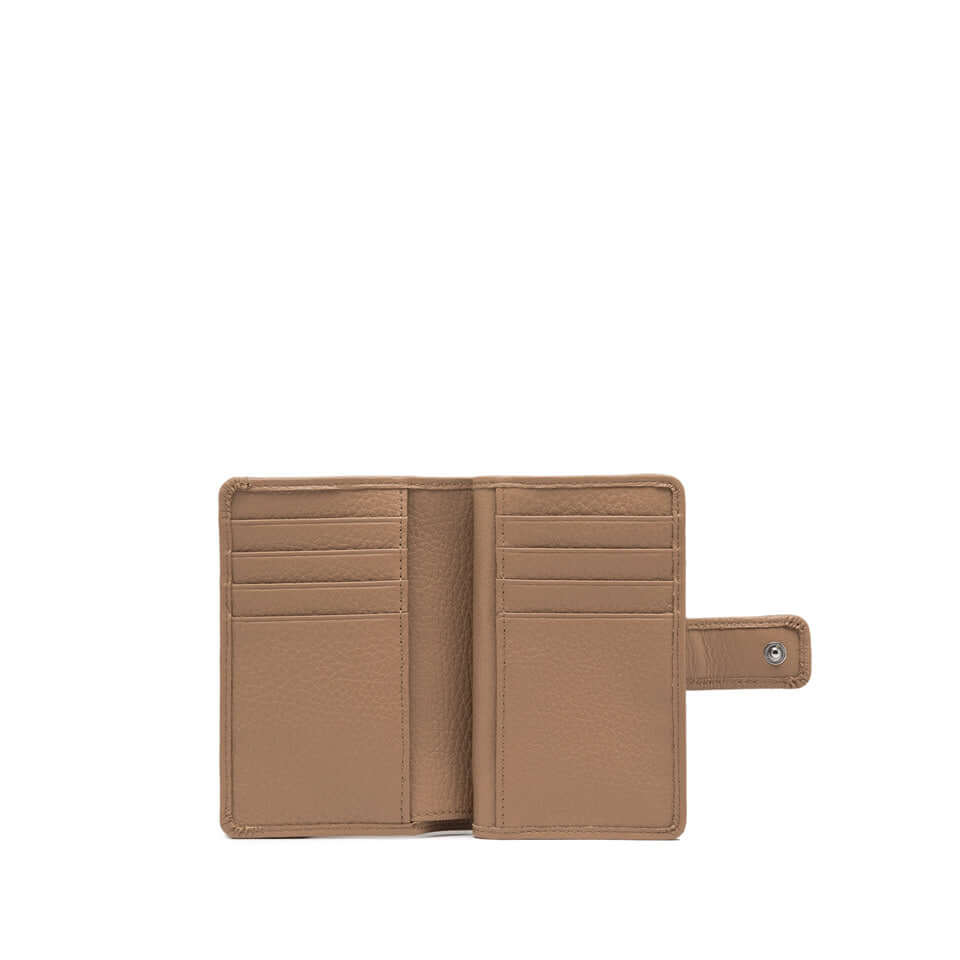 PORTAFOGLIO Gianni Chiarini in pelle martellata, chiusura a bottone, con tasche interne, dimensioni 13,5x8,5x3 cm.