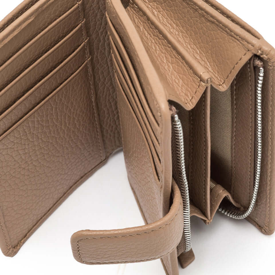 PORTAFOGLIO in pelle martellata Gianni Chiarini con tasche piatte multiuso, chiusura a patta e bottone.