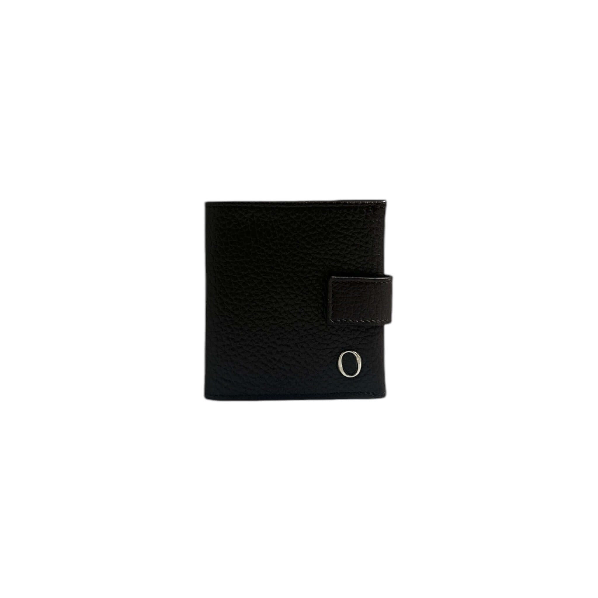 Elegante portamonete in pelle martellata nera firmato Orciani, con chiusura a bottone.