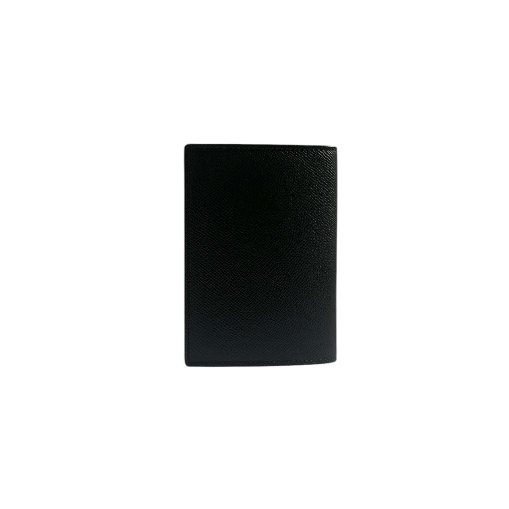 Elegante portapassaporto in pelle nera firmato Orciani, con design raffinato e pratico per viaggiatori.