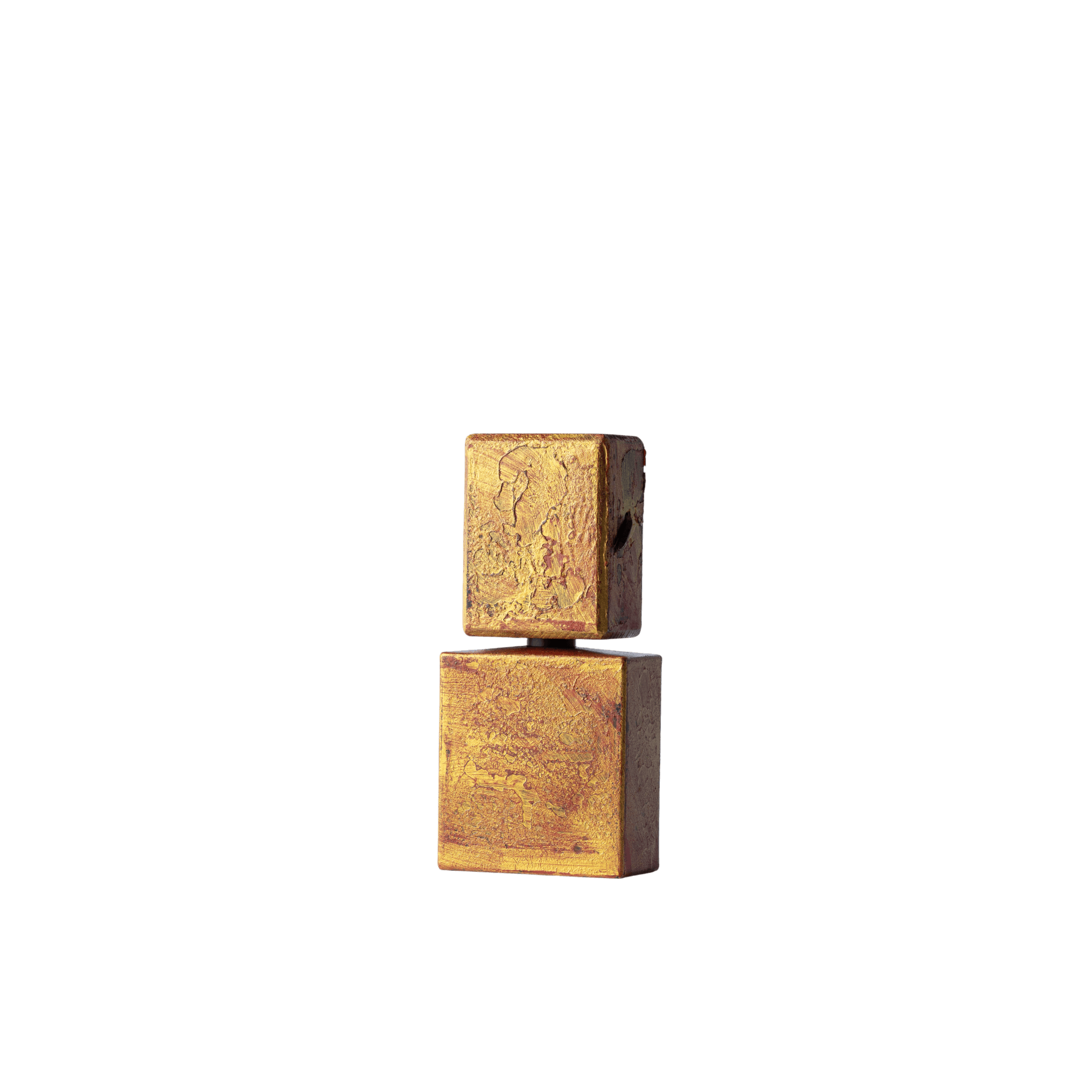 Reliquia: due cubi decorativi in legno dorato, simboli di ricordi e significati profondi nei profumi di Filippo Sorcinelli.