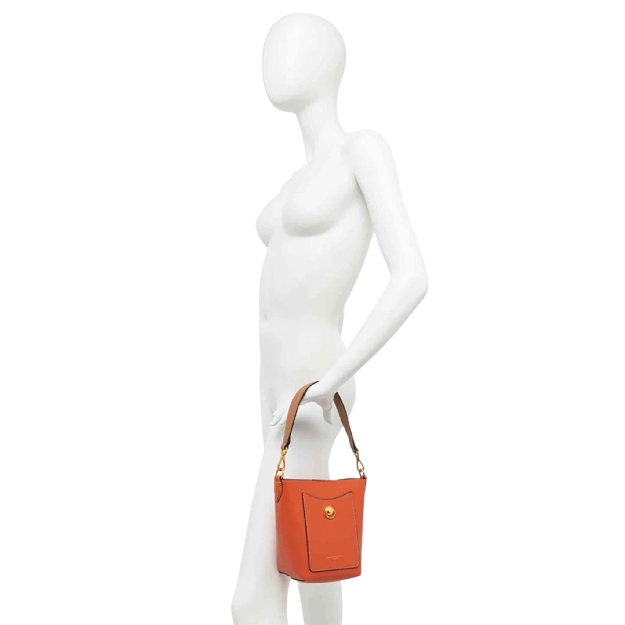 Elegant Rubina bucket bag by Gianni Chiarini Firenze, showcasing smooth leather and versatile carrying options.