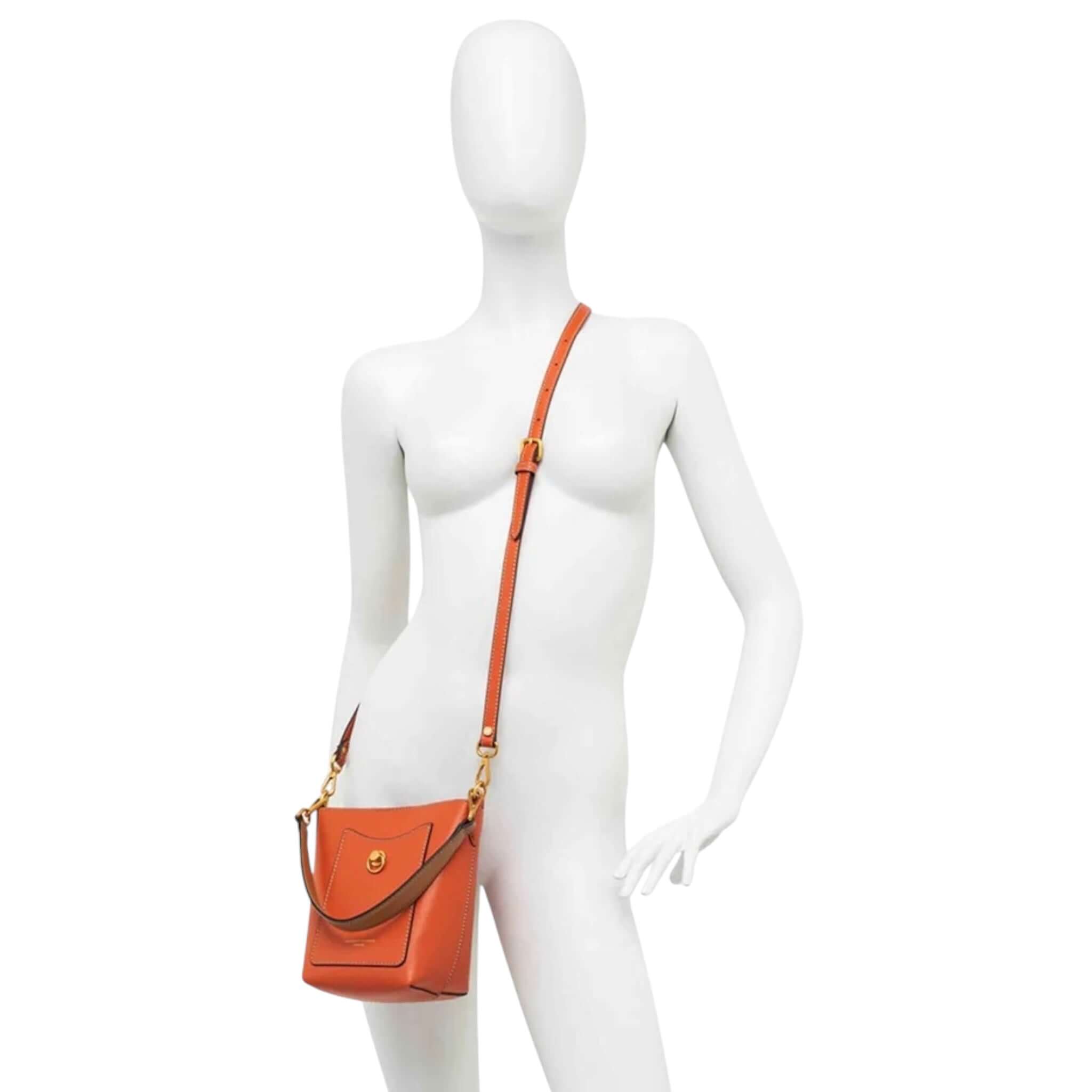 Rubina by Gianni Chiarini, stylish bucket bag in smooth leather, featuring adjustable strap and chic button closure.