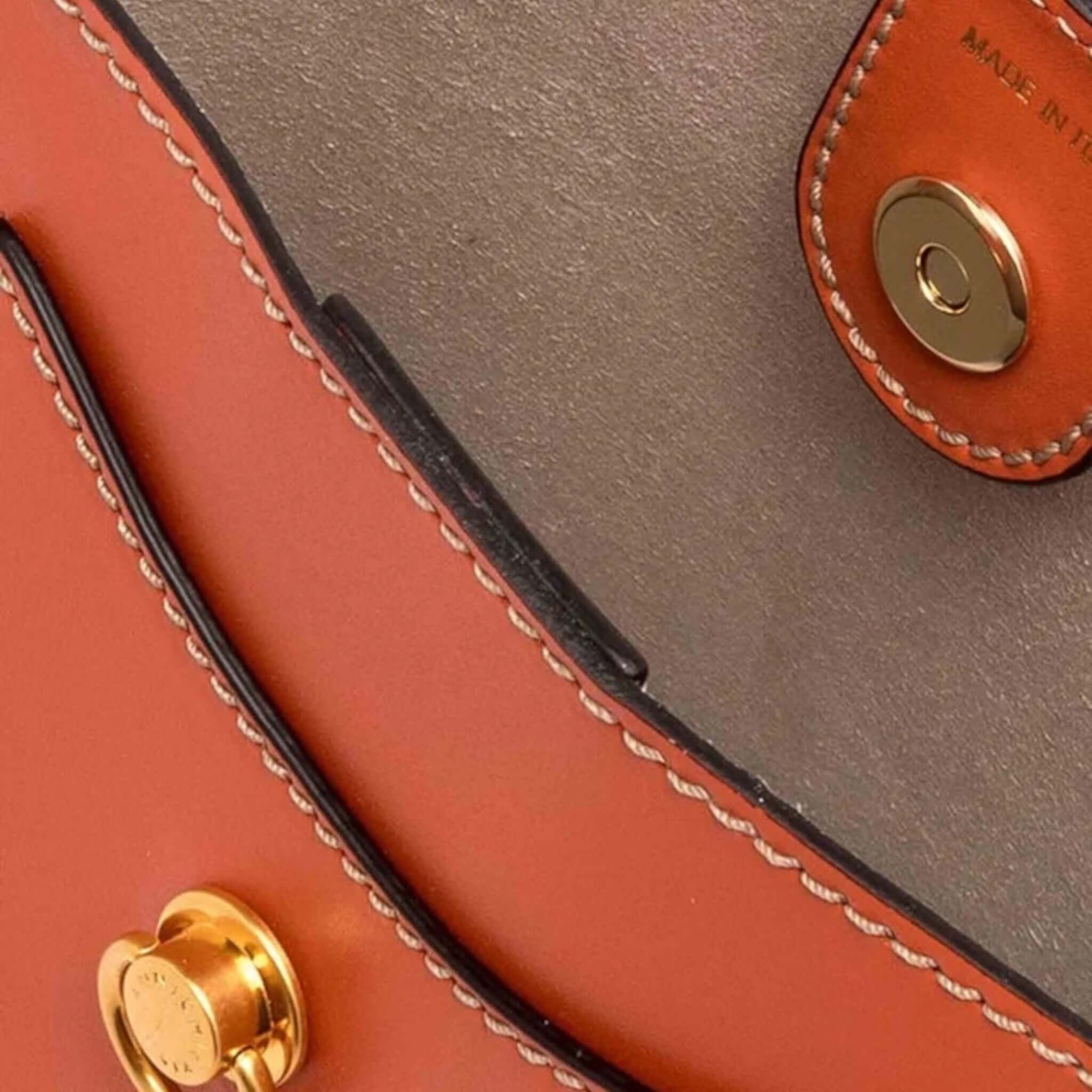Close-up of Rubina bag by Gianni Chiarini, showcasing its natural leather texture and stylish magnetic closure.