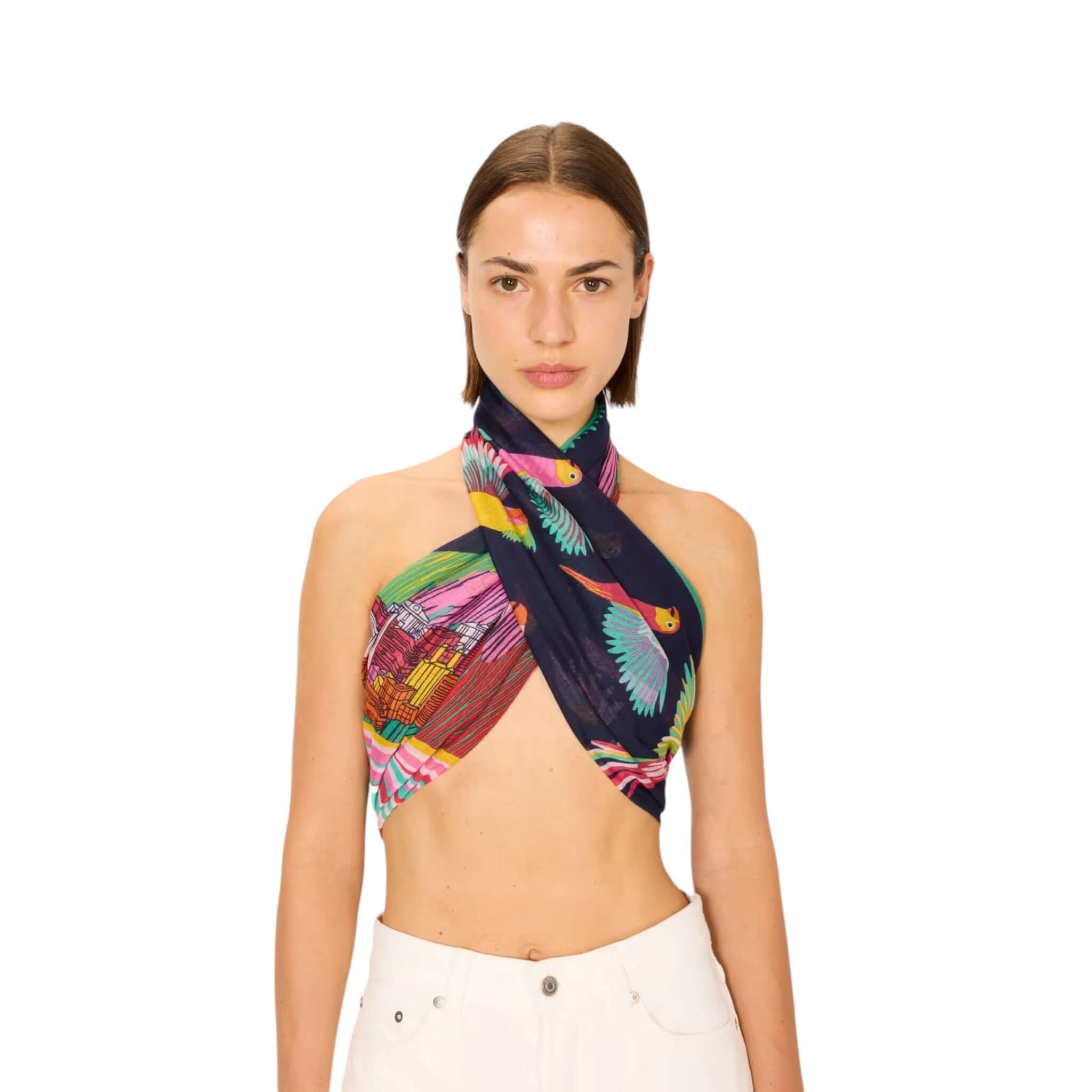 Sciarpa Rio a fantasia colorata indossata con stile, realizzata in materiale leggero e arioso, perfetta per ogni occasione.