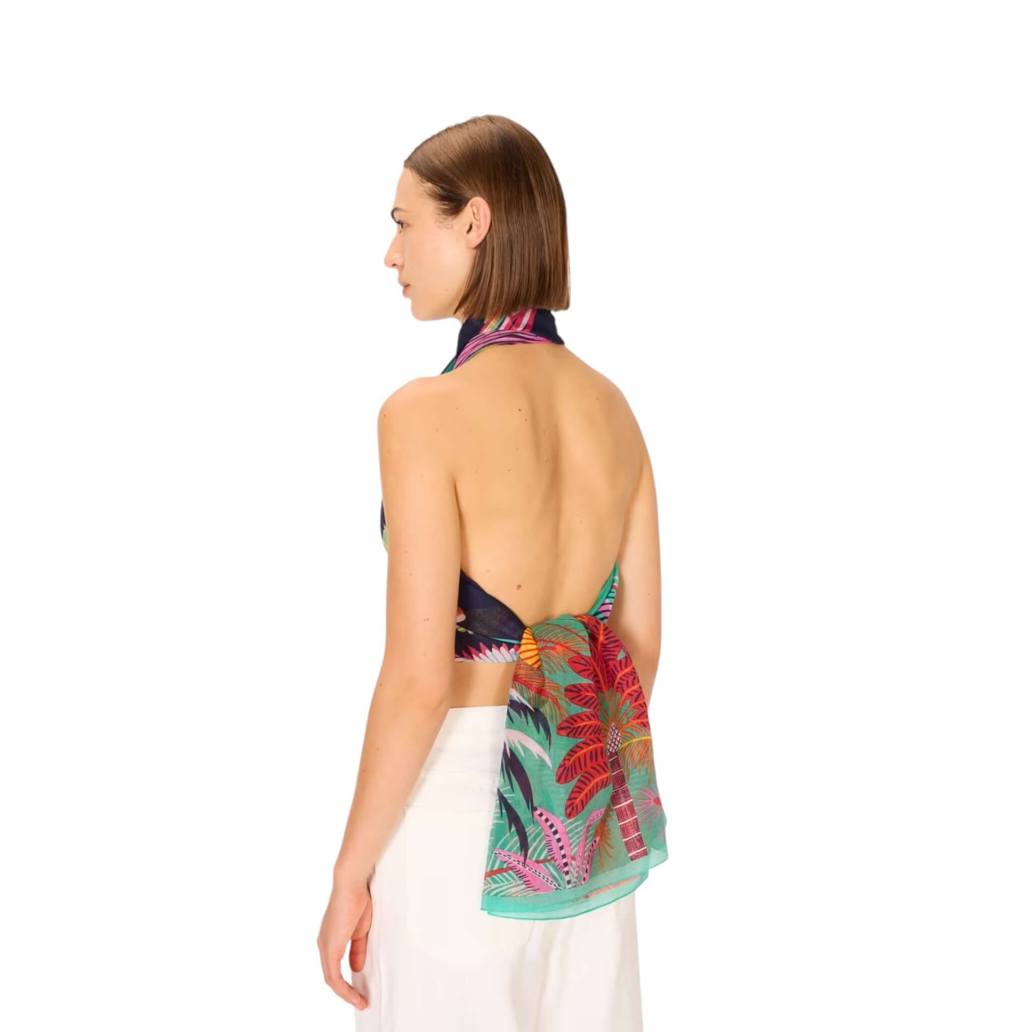 Sciarpa Rio: sciarpa stampata a mano con colori vivaci, indossata in stile elegante.