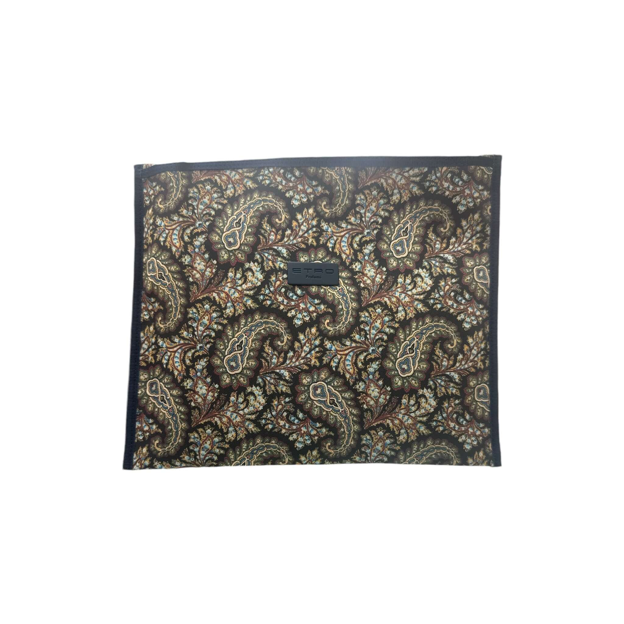 Trousse quadrata in nylon lavabile con fantasia paisley, chiusura zip e targhetta ETRO, dimensioni 30x25 cm.