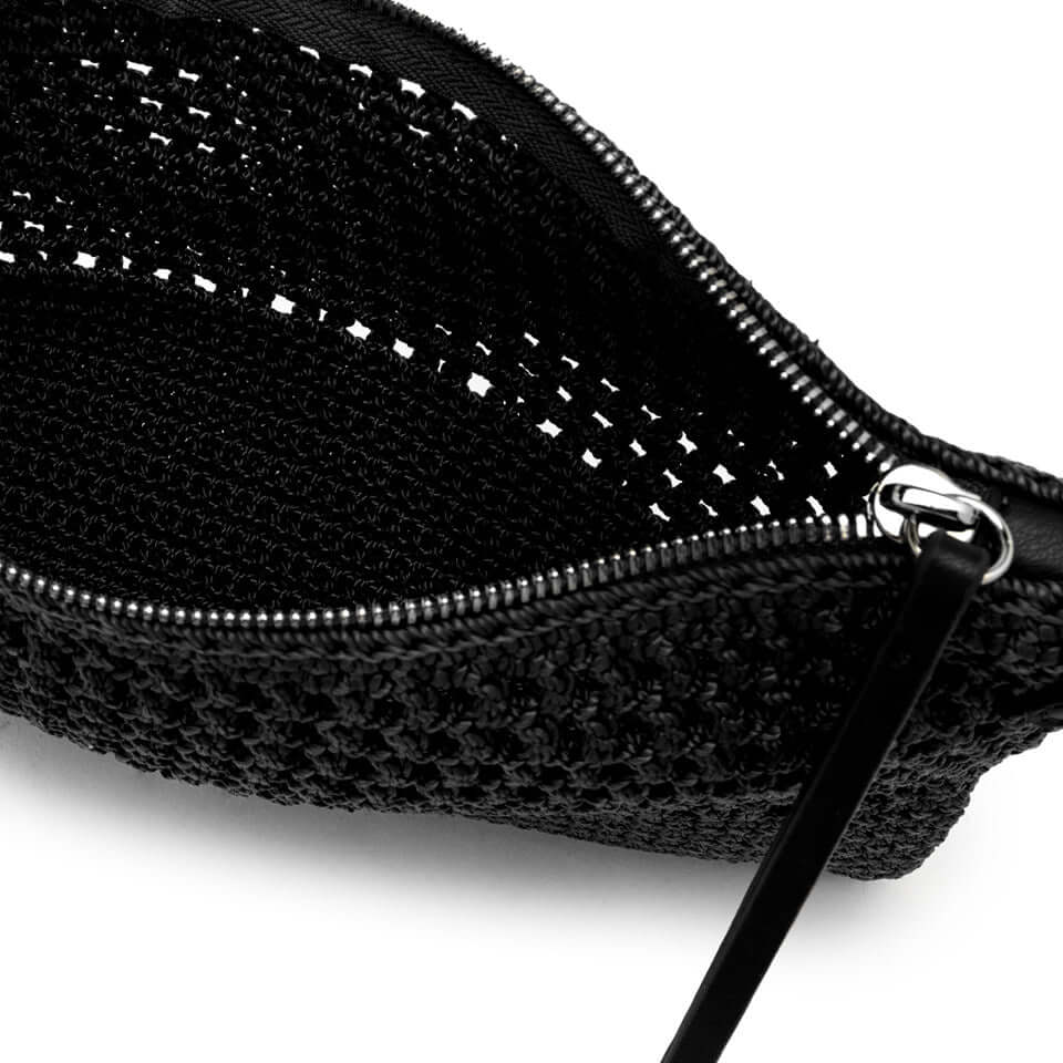 Interno della pochette Victoria di Gianni Chiarini, realizzata in tessuto uncinetto nero con zip.