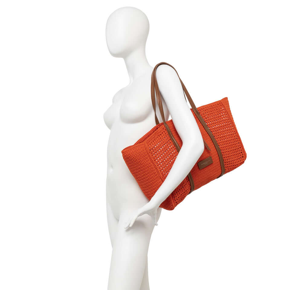Victoria shopping bag in crochet fabric with leather details, perfect for beach outings.